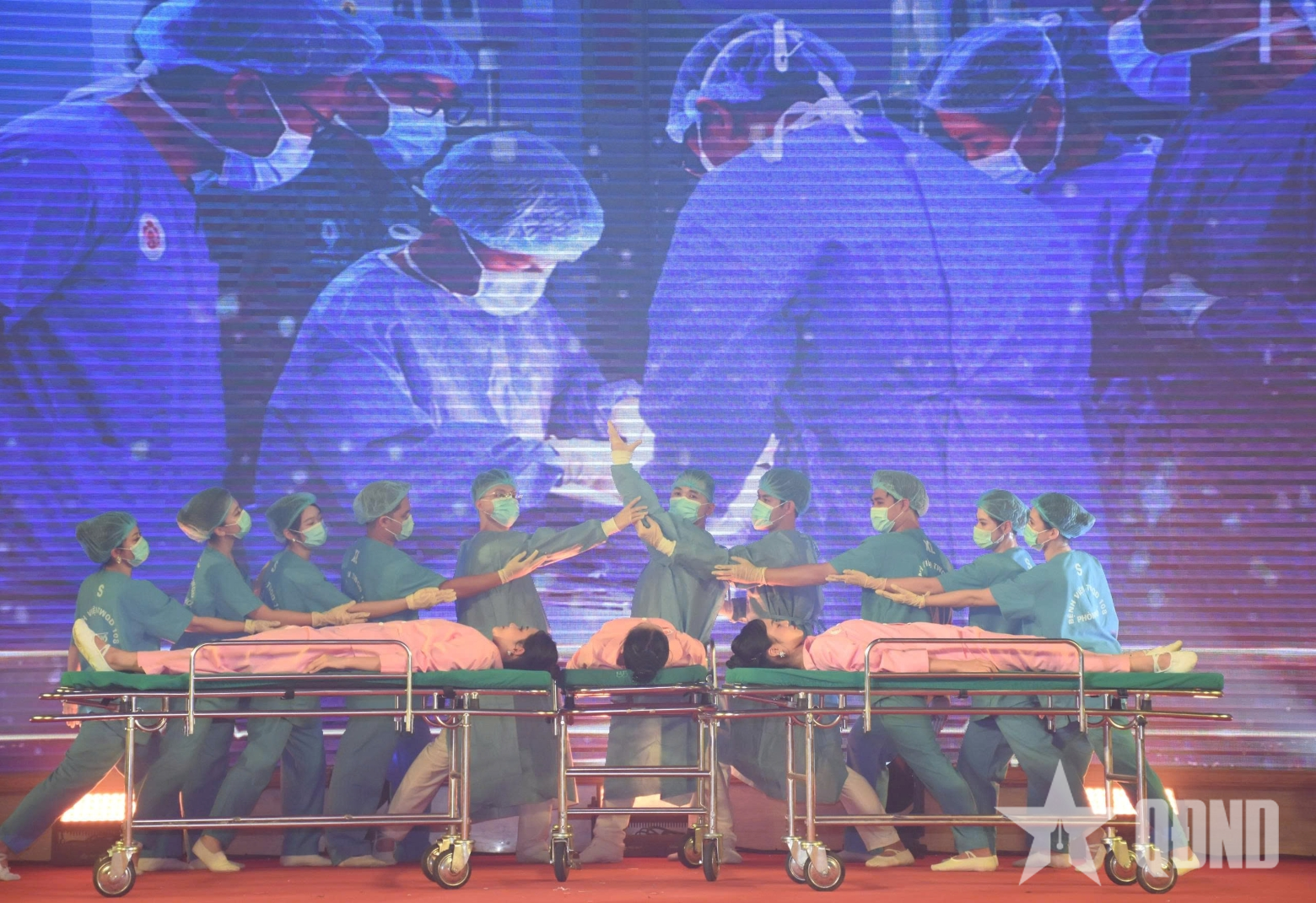 Thầy thuốc trẻ làm tuyên truyền viên